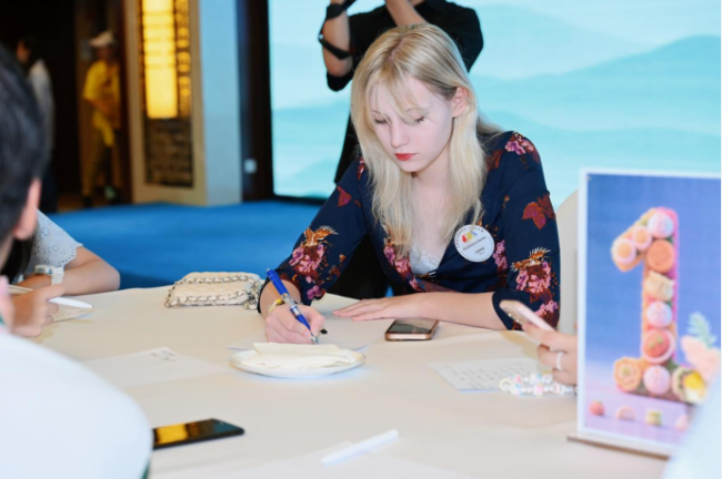 “门客”的“时间”，是娴雅互鉴最暖热的掀开方式