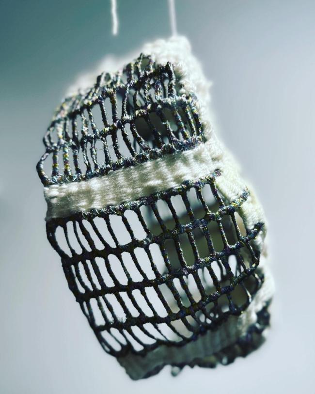 在编织与解构之间： 朱敏瑜（Minyu Zhu） 的Interweave 系列与“无器官的形体”