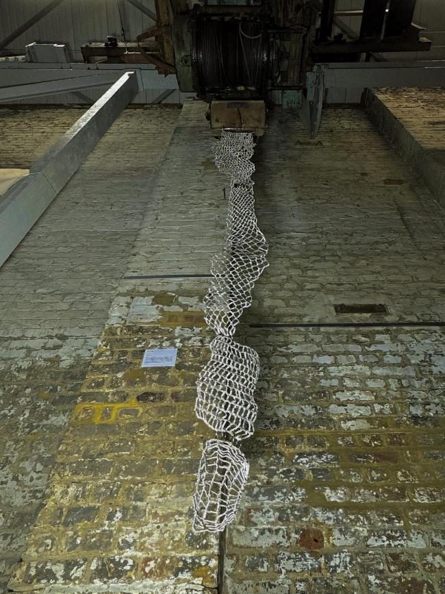 在编织与解构之间： 朱敏瑜（Minyu Zhu） 的Interweave 系列与“无器官的形体”